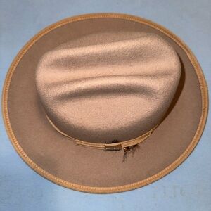 Conner hat beige with Feather Accent